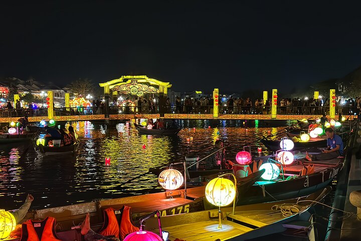 Entry Ticket: 45 minutes Traditional Boat trip on Hoai River