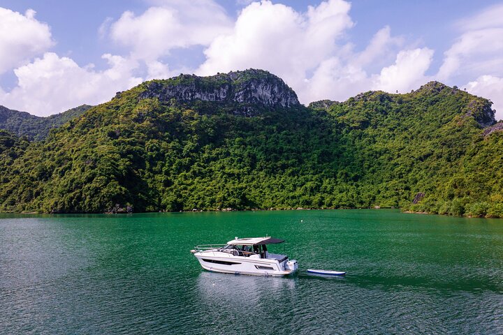 Exclusive 3-Hour Private Yacht Explore the Stunning of Halong Bay