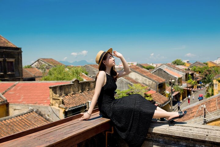 Explore Hoi An Heritage : River boat with Lantern Release