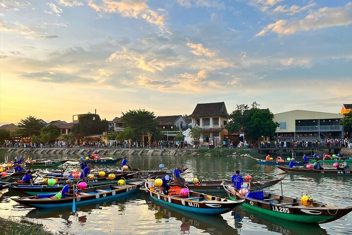 Explore Hoi An Heritage : River boat with Lantern Release