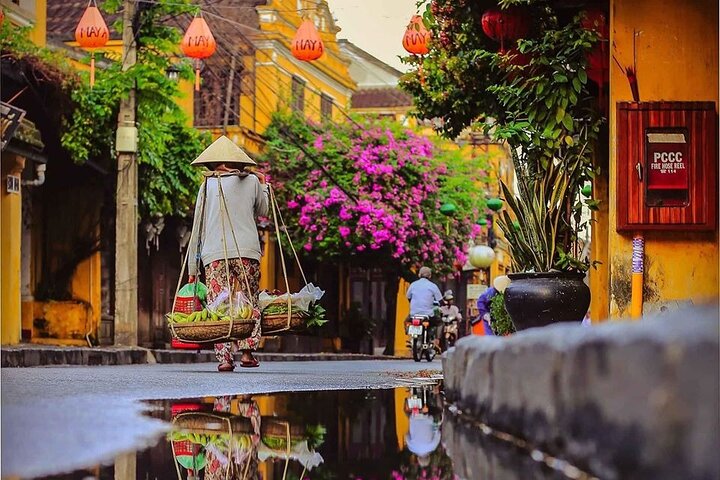 Explore Hoi An Heritage : River boat with Lantern Release