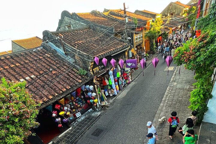 Explore Hoi An Heritage : River boat with Lantern Release