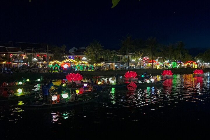 Explore Hoi An Heritage : River boat with Lantern Release