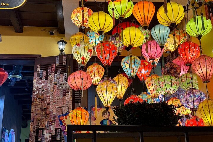 Explore Hoi An Heritage : River boat with Lantern Release
