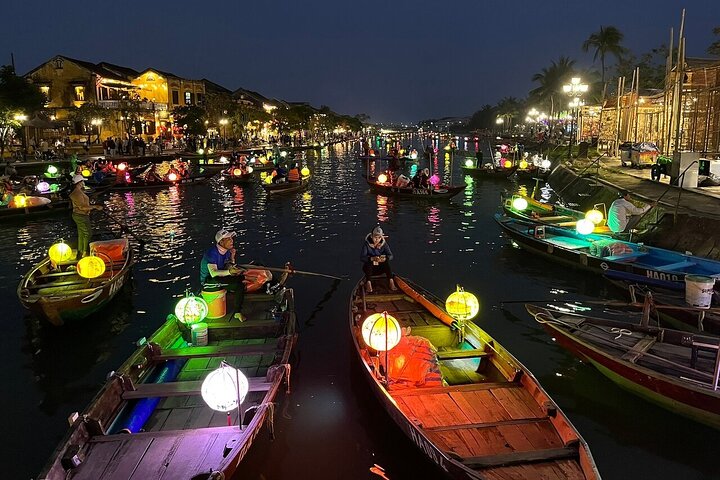 Explore Hoi An Heritage : River boat with Lantern Release