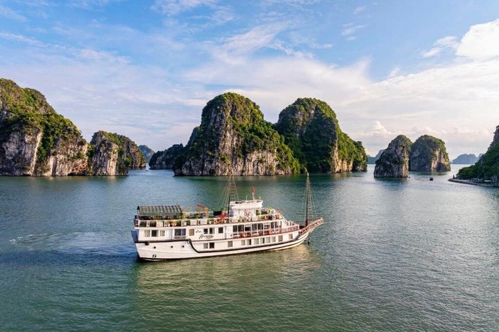 Explore Peaceful Bai Tu Long Bay in 3 Days with Renea Cruises