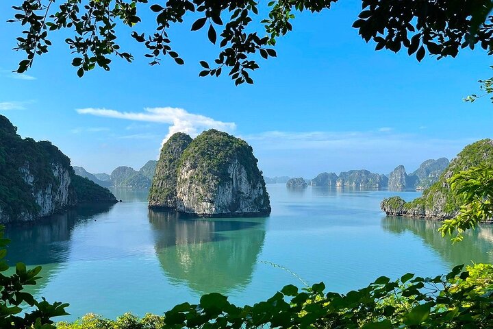 Explore Peaceful Bai Tu Long Bay in 3 Days with Renea Cruises