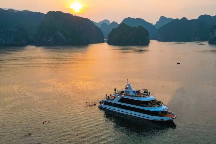 From Cat Ba: Luxury Sunset Cruise in Lan Ha Bay with kayaking