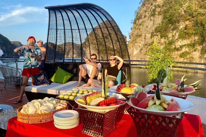 From Cat Ba: Luxury Sunset Cruise in Lan Ha Bay with kayaking