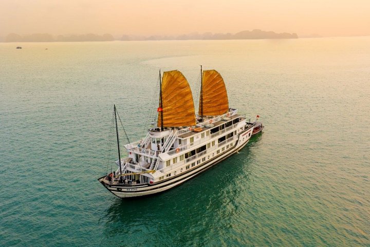 From Ha Long Port: 2-Day Garden Peak Cruise to Bai Tu Long Bay