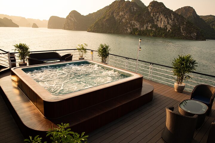 From Halong: Halong Bay 2-Day Tour with Lodging and Luxury Cruise