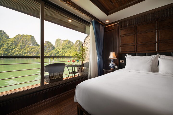 From Halong: Halong Bay 2-Day Tour with Lodging and Luxury Cruise