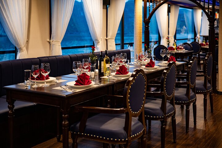 From Halong: Halong Bay 2-Day Tour with Lodging and Luxury Cruise