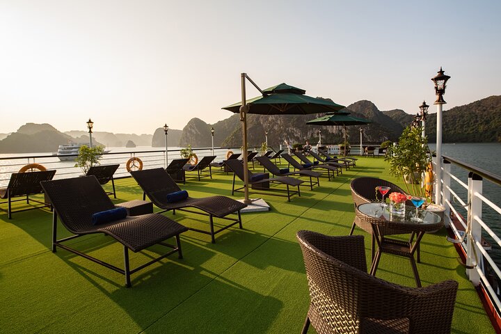 From Halong: Halong Bay 2-Day Tour with Lodging and Luxury Cruise