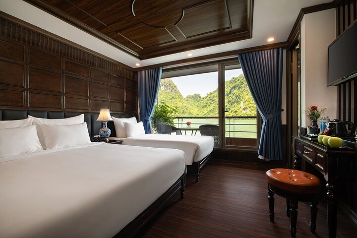 From Halong: Halong Bay 2-Day Tour with Lodging and Luxury Cruise