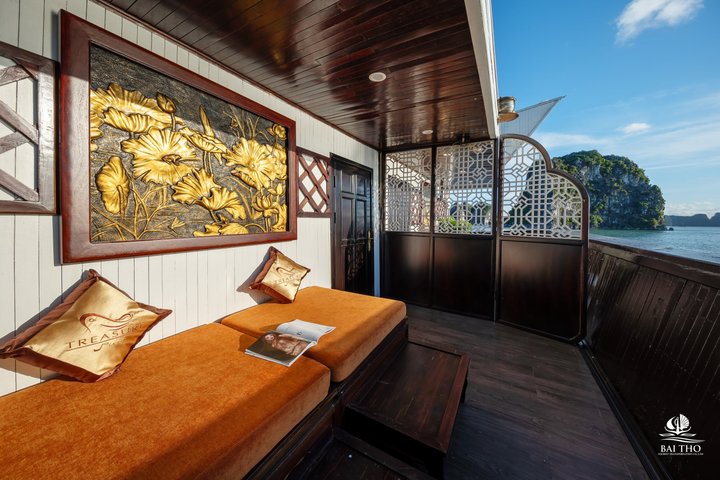 From Hanoi: 2-Day Treasure Junk Cruise in Bai Tu Long Bay