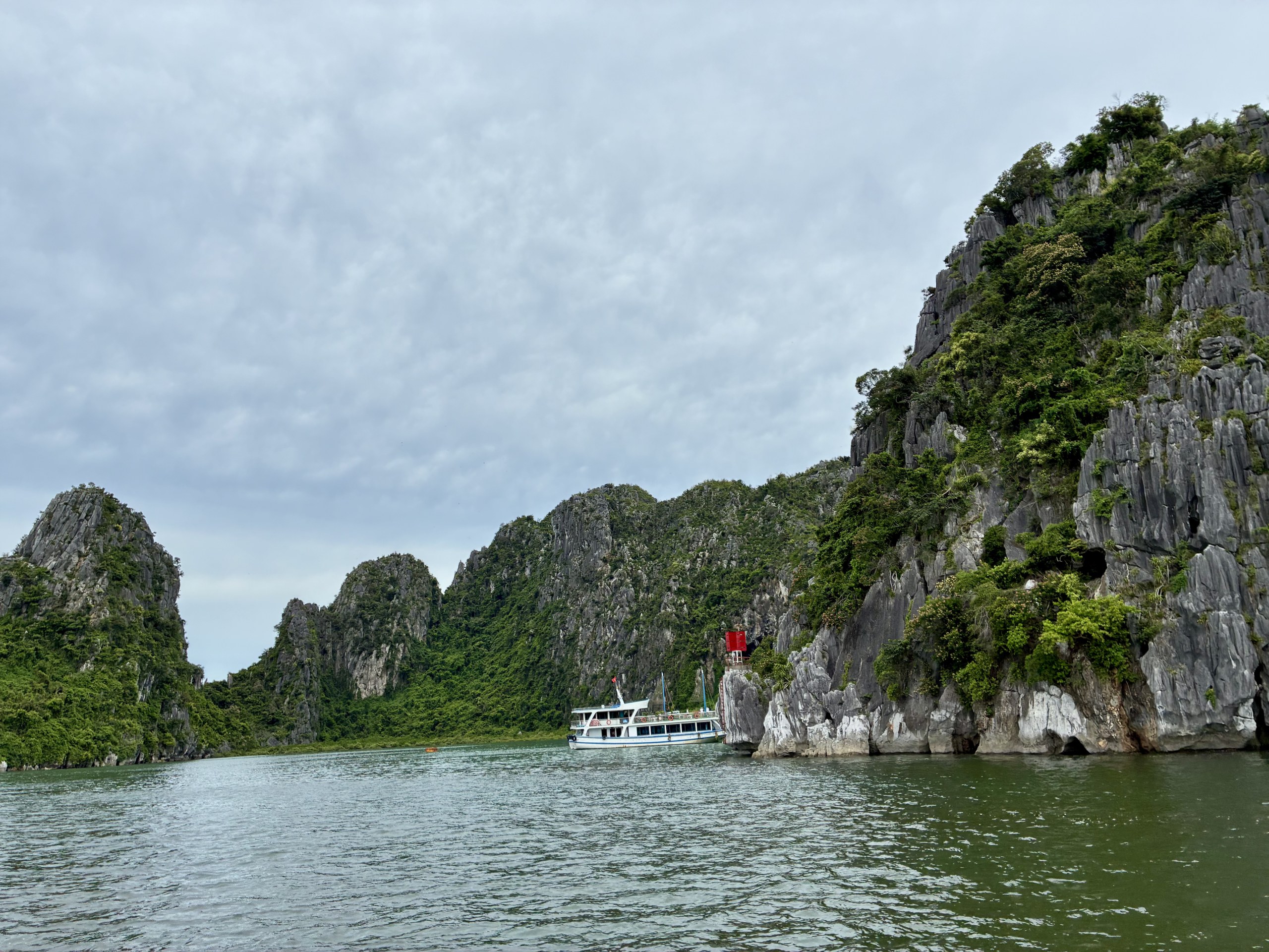 From Hanoi: Ha Long Bay Cruise & Bat Trang Village Day Tour