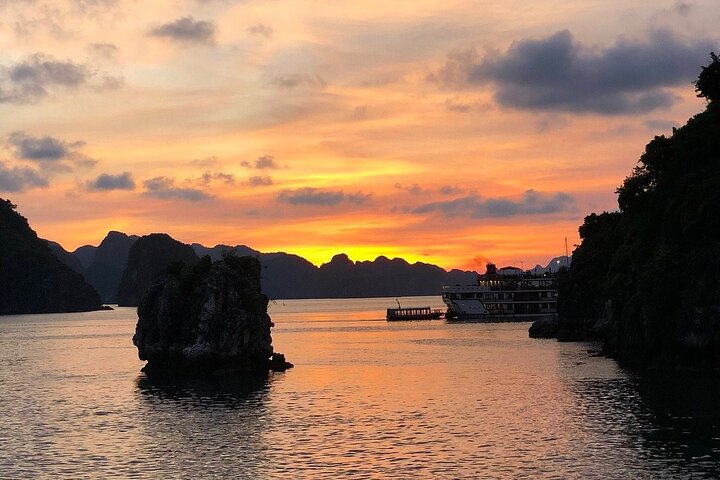 From Hanoi: Majestic Halong Bay 2D1N with Royal Palace Cruise