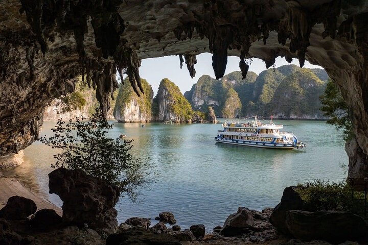 Full-Day Halong Bay Cruise with Caves, Island, Swimming& Kayaking