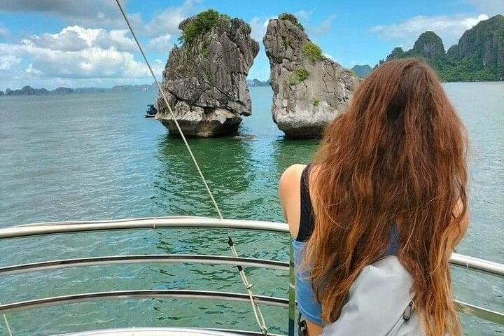 Full-Day Halong Bay Cruise with Caves, Island, Swimming& Kayaking