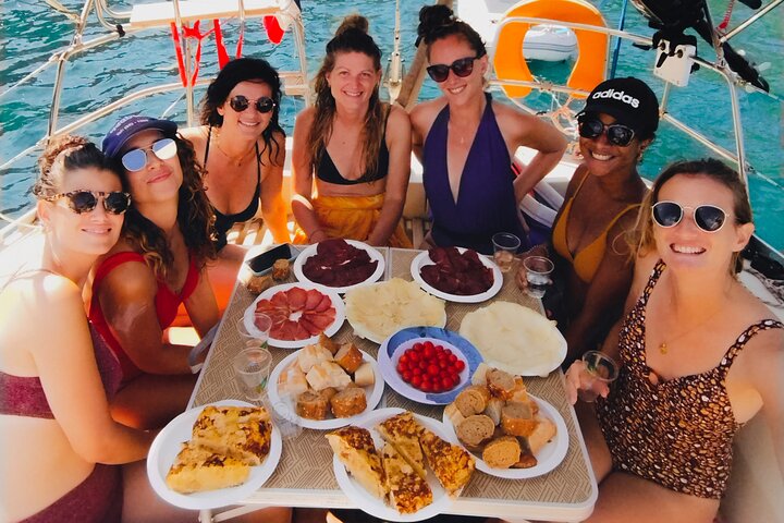 Who's in for lunch? - Nomad Sailing Trips