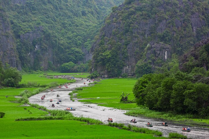 Full-day Small Group Tour to Quang Phu Cau, Tam Coc, and Hoa Lu