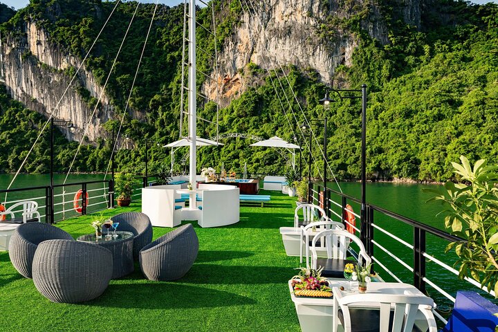 Ha Long 5 Star Cruise Day Trip: Buffet Lunch, Jacuzzi & Limousine