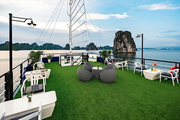 Ha Long 5 Star Cruise Day Trip: Buffet Lunch, Jacuzzi & Limousine