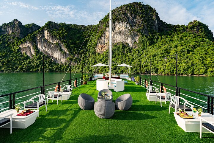 Ha Long 5 Star Cruise Day Trip: Buffet Lunch, Jacuzzi & Limousine