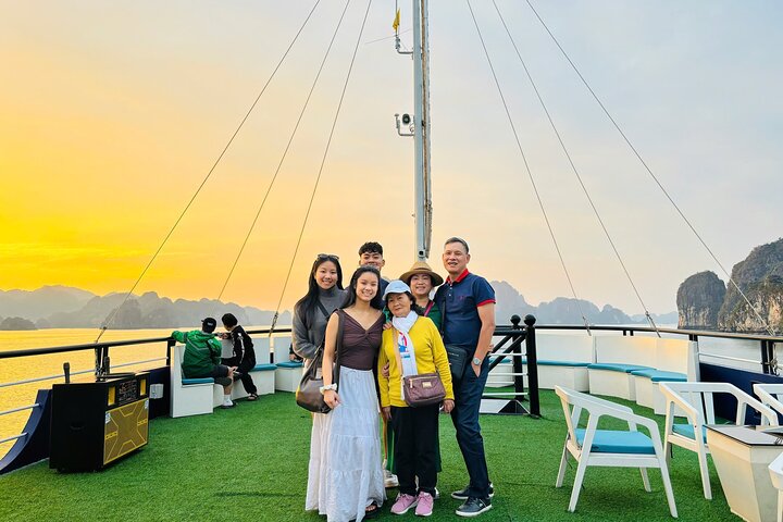 Ha Long 5 Star Cruise Day Trip: Buffet Lunch, Jacuzzi & Limousine