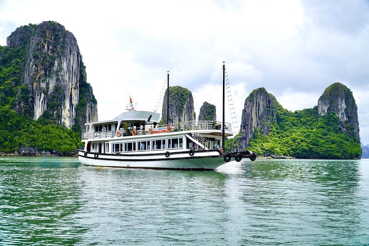 Ha Long Bay Full Day Tour : Kayak,Cave Explore,Swimming from Tuan Chau Island