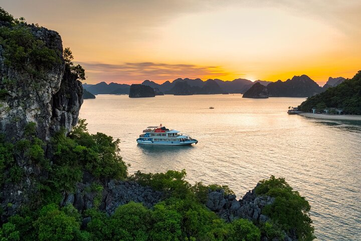 Ha Long Bay Full Day Tour : Kayak,Cave Explore,Swimming from Tuan Chau Island
