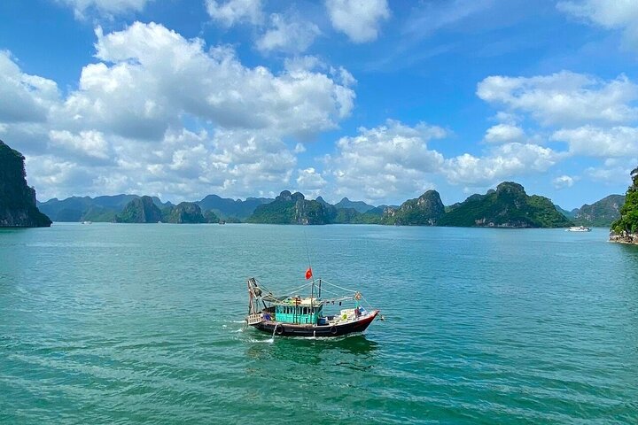 Ha Long Bay Tour: 4-hour cruise, kayak, cave exploration & lunch