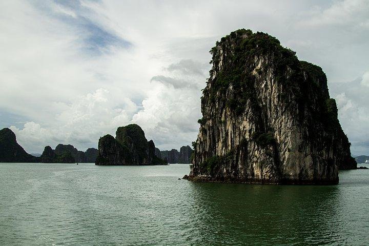 HA LONG BAY WONDERS FULL-DAY CRUISE
