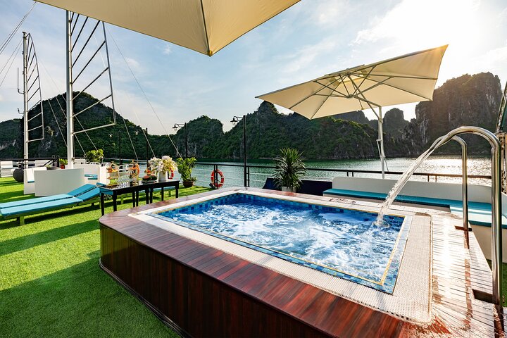 Halong 5star Cruise Day Tour with Jacuzzi, Buffet and Kayaking