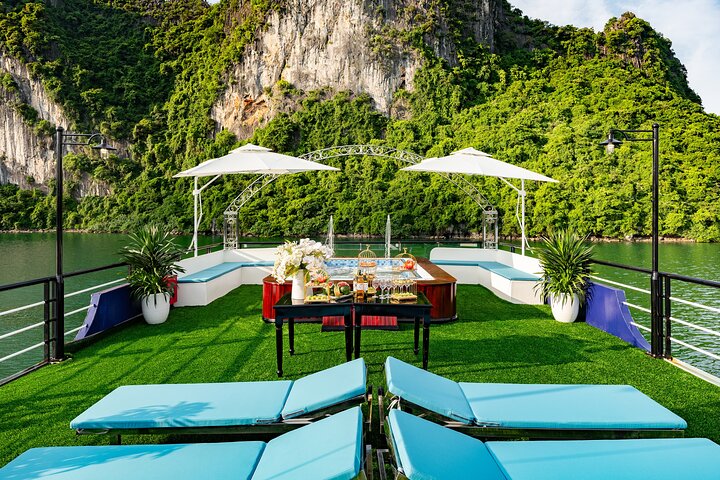 Halong 5star Cruise Day Tour with Jacuzzi, Buffet and Kayaking