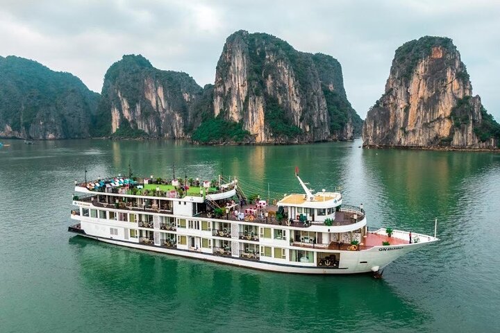 Halong Aquamarine Cruise Luxury 2 Days 1 Night Tour on Bay