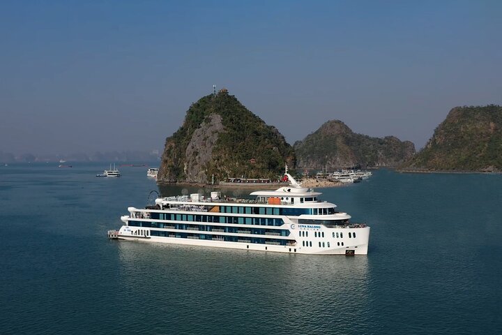 Halong Bay – 1-Day Luxury Tour with Pool & Buffet Lunch from Hanoi
