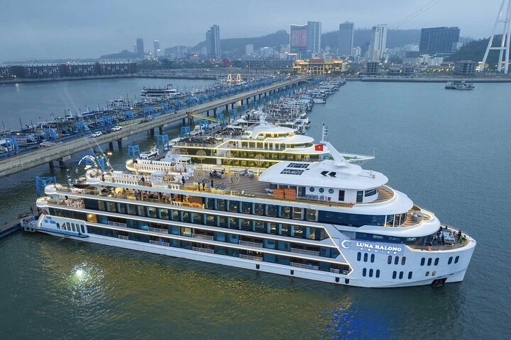 Halong Bay – 1-Day Luxury Tour with Pool & Buffet Lunch from Hanoi