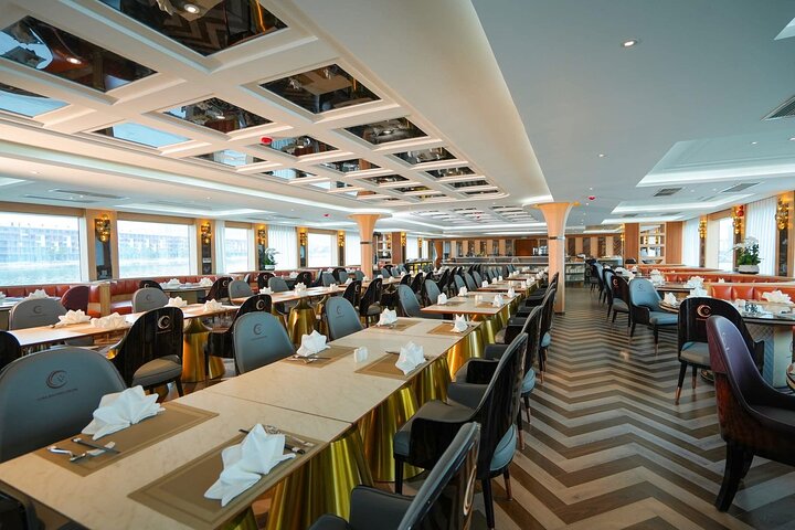 Halong Bay – 1-Day Luxury Tour with Pool & Buffet Lunch from Hanoi