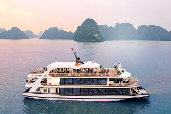 Halong Bay 5-Star Cruise – Titop Island, Sung Sot Cave & Kayak
