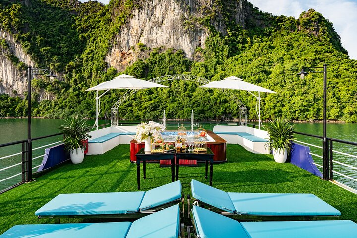Halong Bay 5 Star Cruises with Buffet, Sunset Party and Jacuzzi