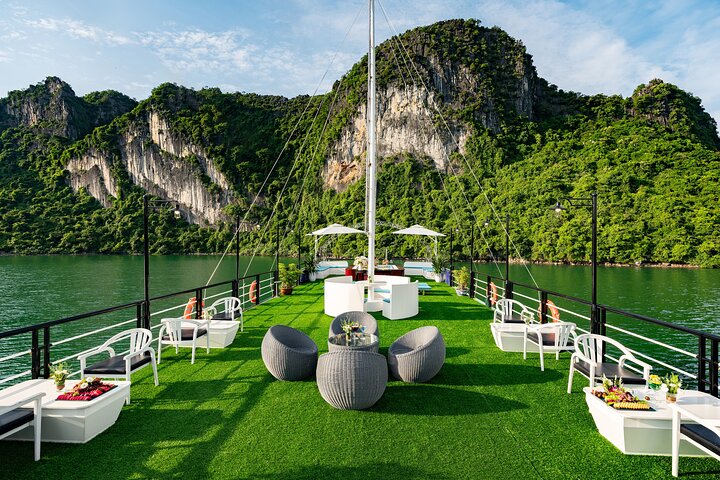 Halong Bay 5 Star Cruises with Buffet, Sunset Party and Jacuzzi