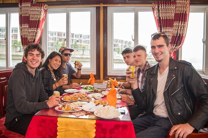 Halong Bay and Cave Full-Day Cruise with Lunch from Hanoi