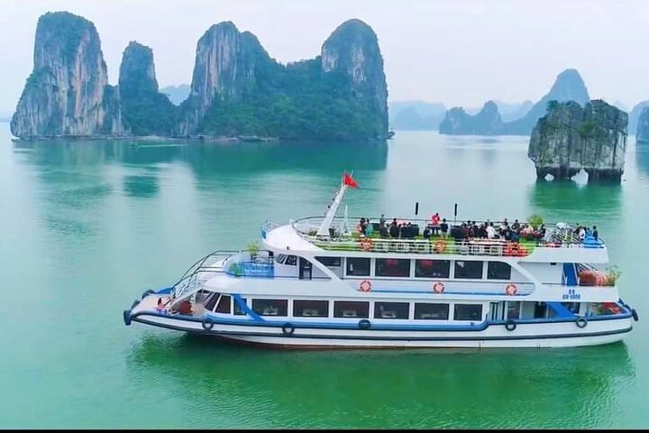 Halong Bay and Cave Full-Day Cruise with Lunch from Hanoi