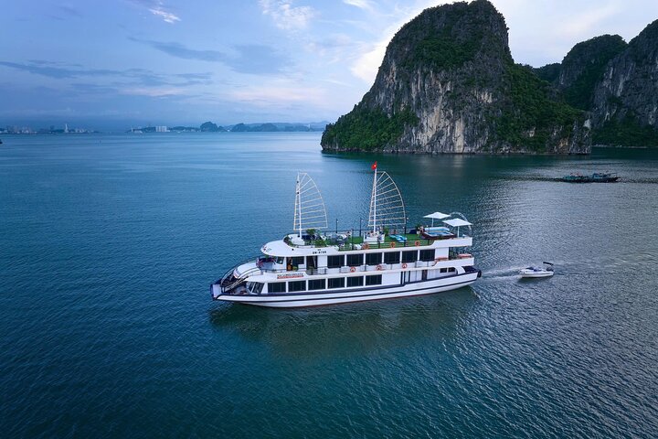Halong Bay and Cave Full-Day Cruise with Lunch from Hanoi