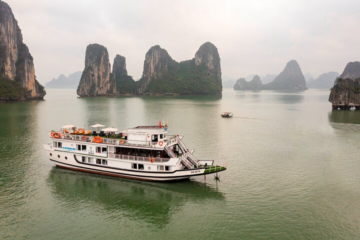 Halong Bay Budget Cruise 2 Days 1 Night Tour from HANOI