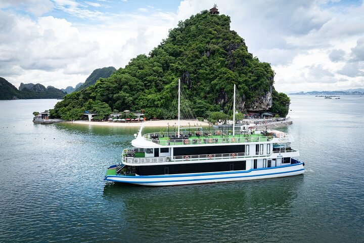 Halong Bay Cruise Tour: Kayak, Explore Caves, Enjoy Lunch & Party