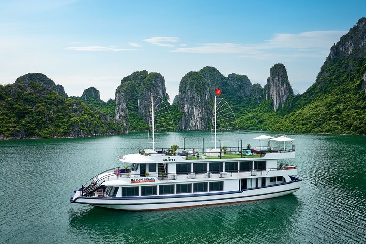 Halong Bay Day Cruise from Hanoi: Buffet, Jacuzzi & Scenic Views