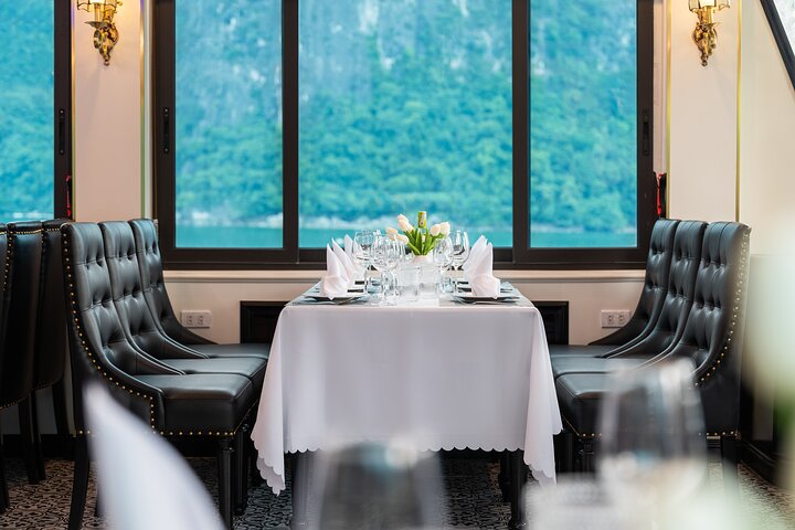 Halong Bay Day Cruise from Hanoi: Buffet, Jacuzzi & Scenic Views